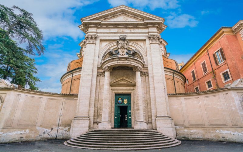La facciata di S. Andrea al Quirinale in via del Quirinale